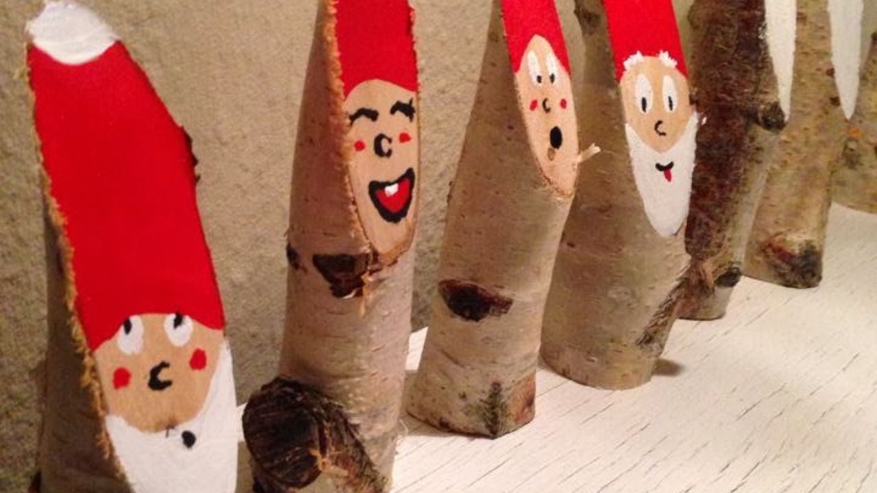 Gaver og julepynt i træ