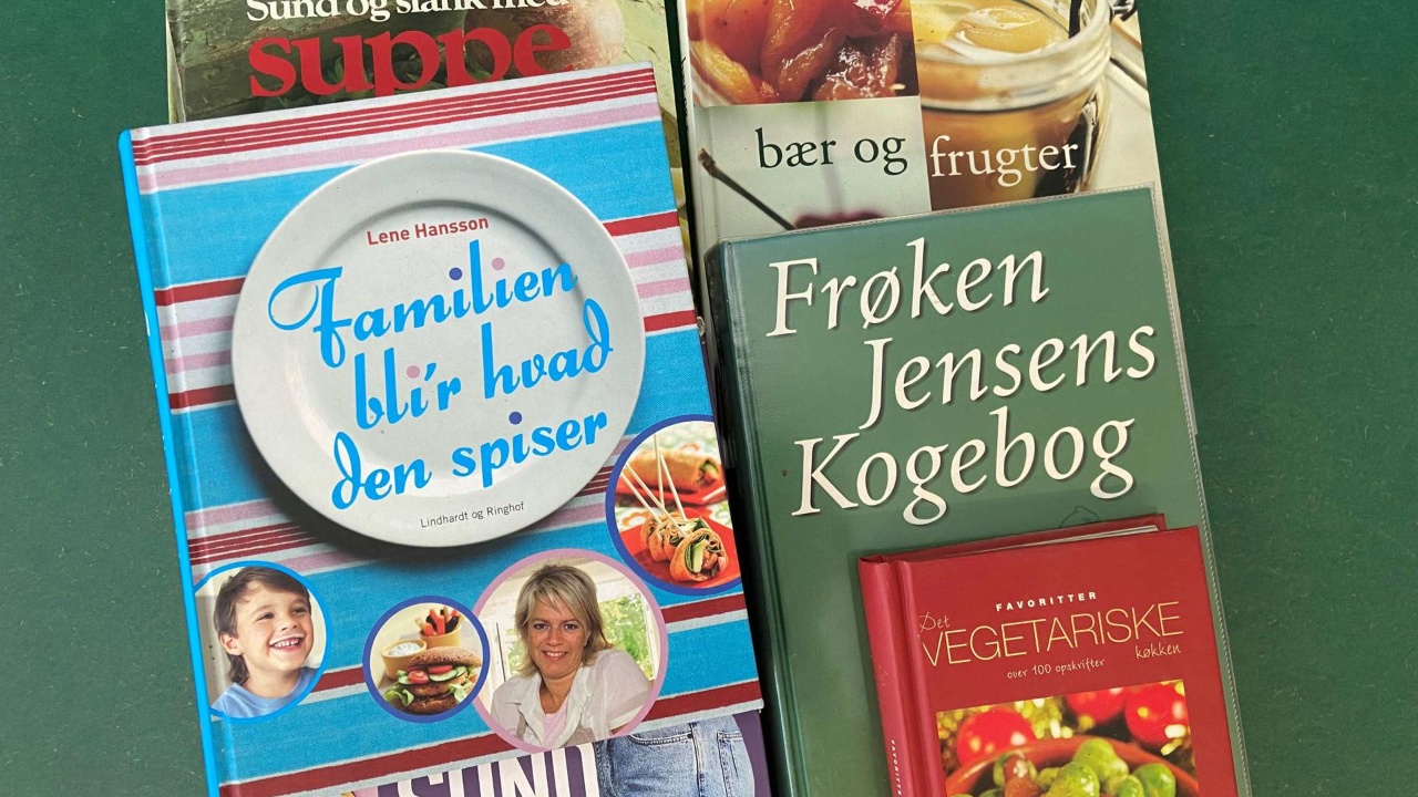 Snup en kogebog i bogbytteskabet